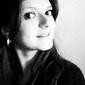 Jeune fille dynamique et attentive pour vous servir