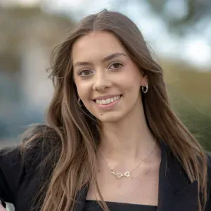 Baby-sitter bienveillante pour première expérience 