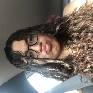 Baby sitting souriante spontanée à l'écoute 