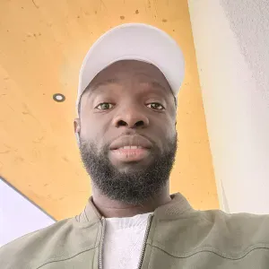 Nouveau dans le domaine , j' ai un permis de travaille 