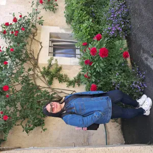 Mujer seria y polivaliente en geneve