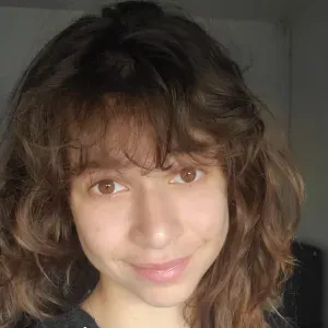 Fille de maîtresse qui connait la pédagogie pour apprendre 