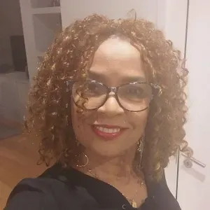 Cuidadora de crianças  e adolescentes