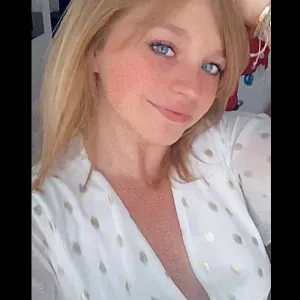 Jeune fille passionnée de baby-sitting