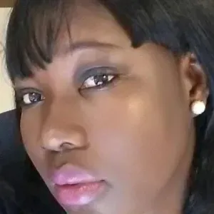 Empregado de limpeza, na moita