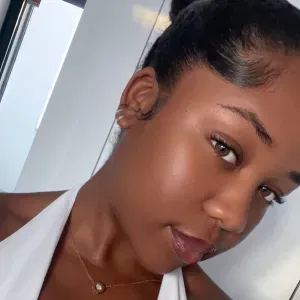 Babysitter looking for a job in Lisbon.