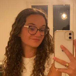 Étudiante proposant service d'aide aux devoirs