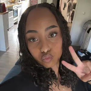 Baby-sitter et étudiante infirmière 👩🏽‍⚕️🤍