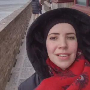 Nounou, baby-sitter, bienveillante, souriante et fiable 