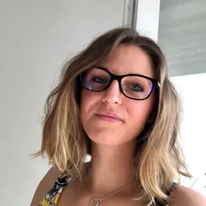 Femme de ménage sérieuse 