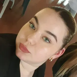 Lycéenne donnant des cours particuliers 