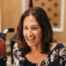 Cuidadora de cães e gatos, vou a casa, passeios limpeza, etc