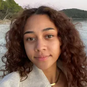 Baby-sitter sérieuse et de confiance 