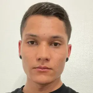 Je suis une personne communicative, organisée, polie