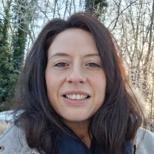 Baby-sitter véhiculée pour sorties d'école et activités
