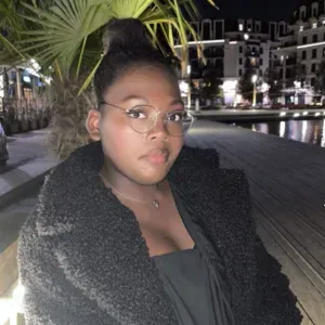 Baby-sitter souriante gentille 