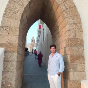 Canguro en Granada con experiencia cuidando a niños 