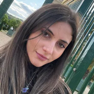 Baby-sitter de confiance disponible pour vos enfants.