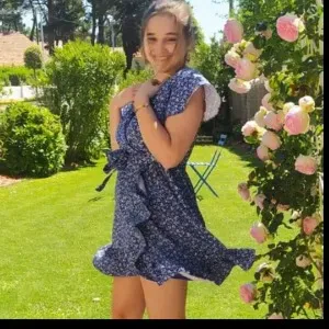 Étudiante souriante qui peut apporter une (grande) aide ☺️