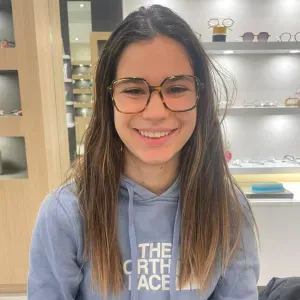 Jeune fille motivée par le contact des jeunes enfants !