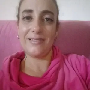 Babysitter ou empregada limpeza ou doméstica. 