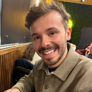 Guillaume est là pour donner de l'amour à vos petites bêtes 