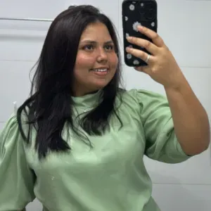 Empregada de limpeza dedicada e responsável 