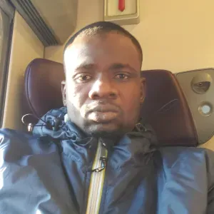 L'homme de ménage responsable a varenne suis allier 