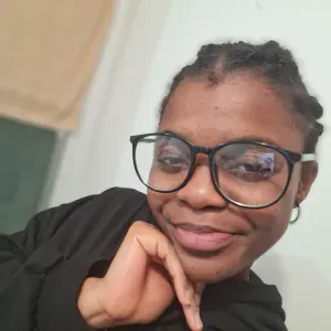 Baby-sitter disponible à Paris et à Limoges