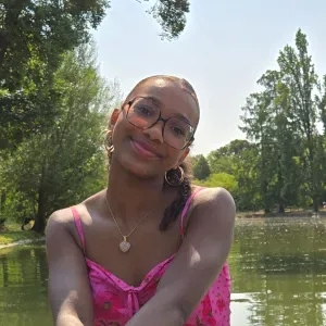 Baby-sitter en formation d'éducatrice de jeunes enfants