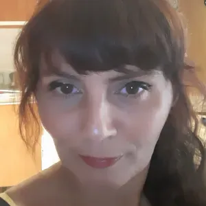 Empleada de limpieza con gran atención al detalle