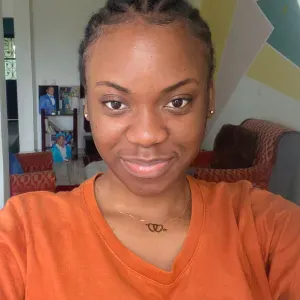 Etudiante avec un bac scientifique et une licence en banque