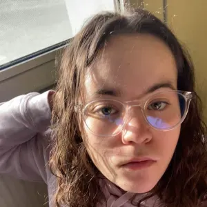 je rend services pour divertir les personnes âgées 