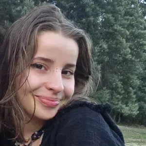 Babysitter empática, paciente, divertida e experiente.