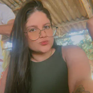 Empregada de limpeza, responsável e atenta aos detalhes.