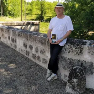 Aide à domicile, compagnie, lecture, ménage, informatique.