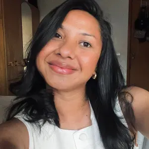 Empregada de limpeza no hotel em Algarve 