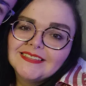 Femme de ménage sérieuse est investie 