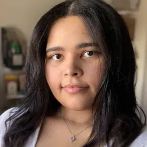Petite-fille calme et bienveillante pour vous accompagner