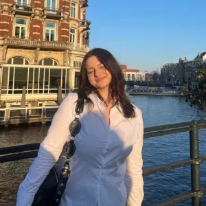 Étudiante propose aide aux devoirs primaire et collège