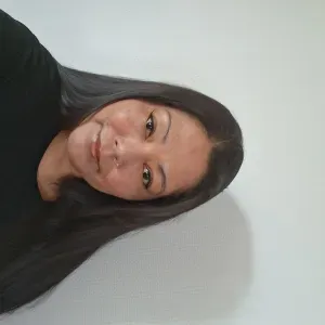 Femme de ménage expérimentée en matière de nettoyage.
