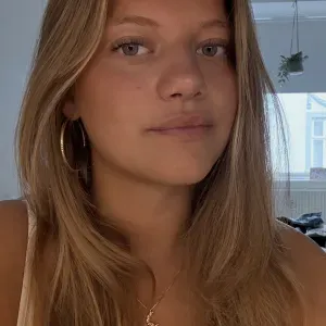 Ung pige med kærlighed til børn