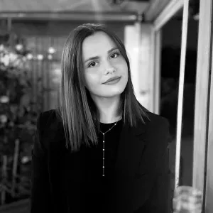 Étudiante joyeuse et solaire pour garder vos enfants !