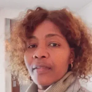 Cuidadora de idosos, no centro do Porto,