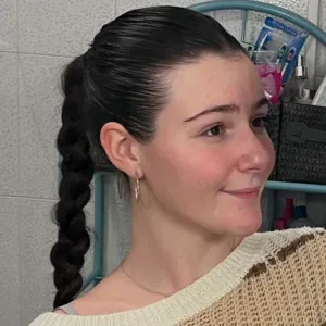 Baby-sitter douce et fiable, à l'aise avec les tout-petits