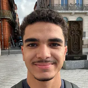 Baby-sitter à Lyon, étudiant 19 ans disponible cet été !
