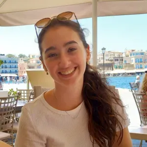 Baby-sitter douce et patiente à Royan