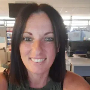 Addetta alle pulizie attenta e responsabile