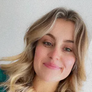 Baby-sitter disponible soirs et week-ends
