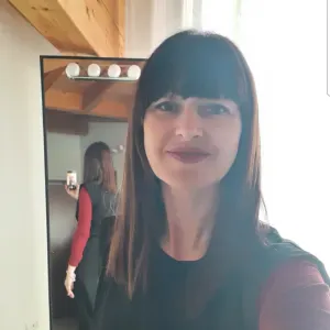 Ragazza seria e fidata disponibile per Stiro